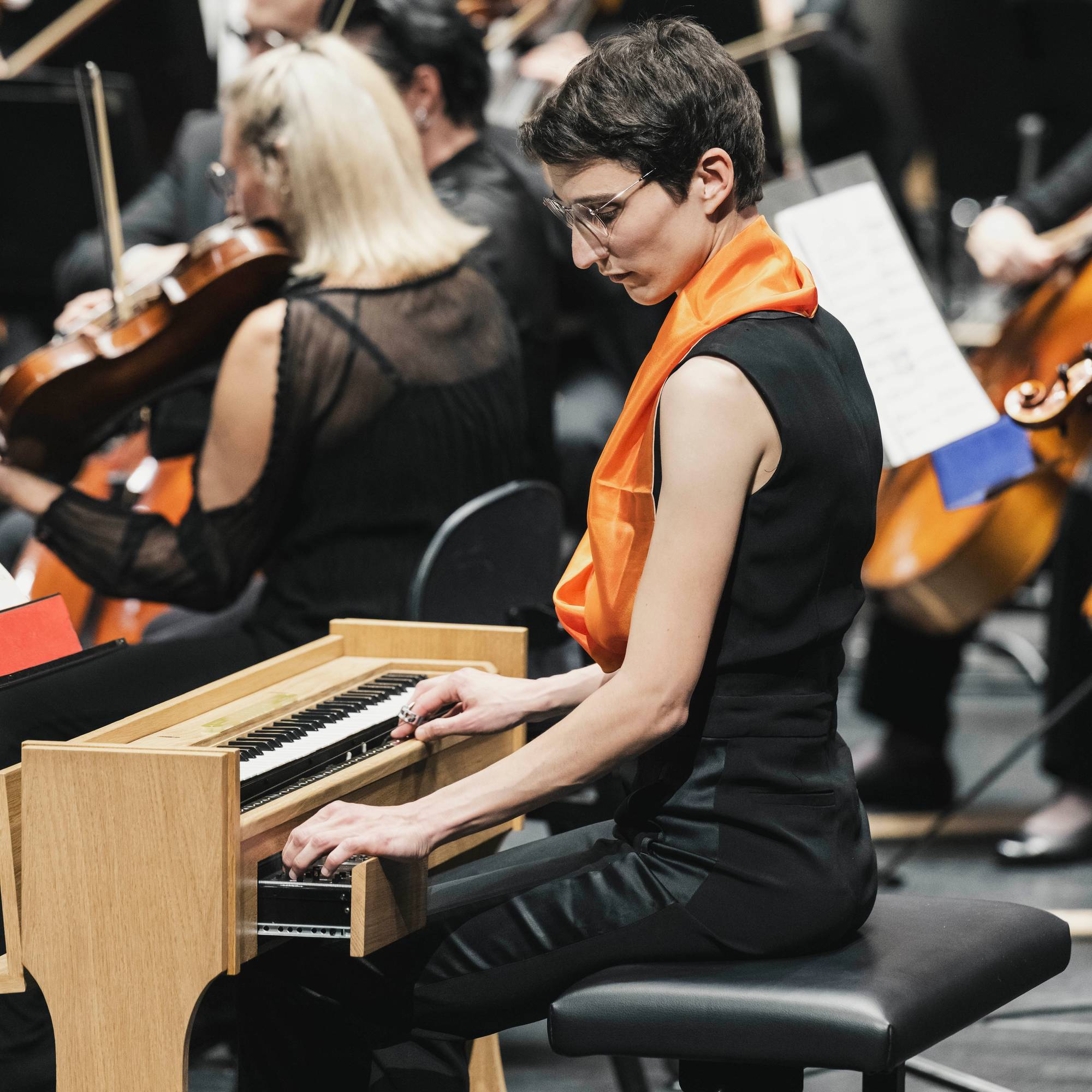 En kvinne spiller på instrumentet ondes Martenot sammen med et orkester