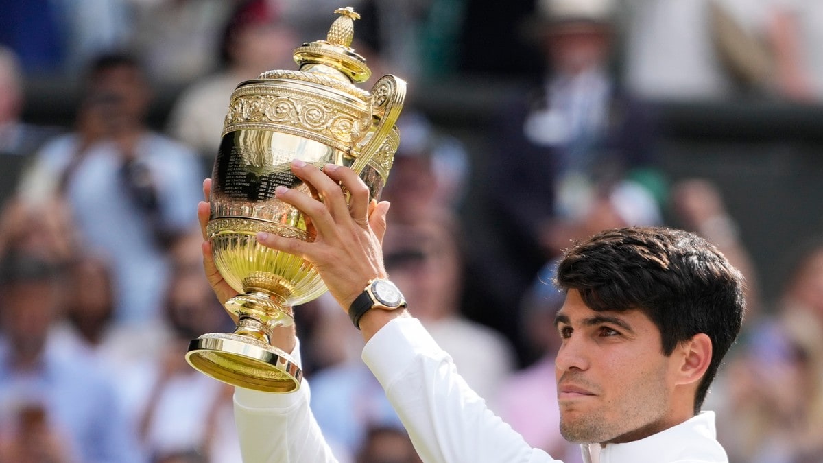 Alcaraz løfter Wimbledon-trofeet for andre gang etter «finale-reprise»