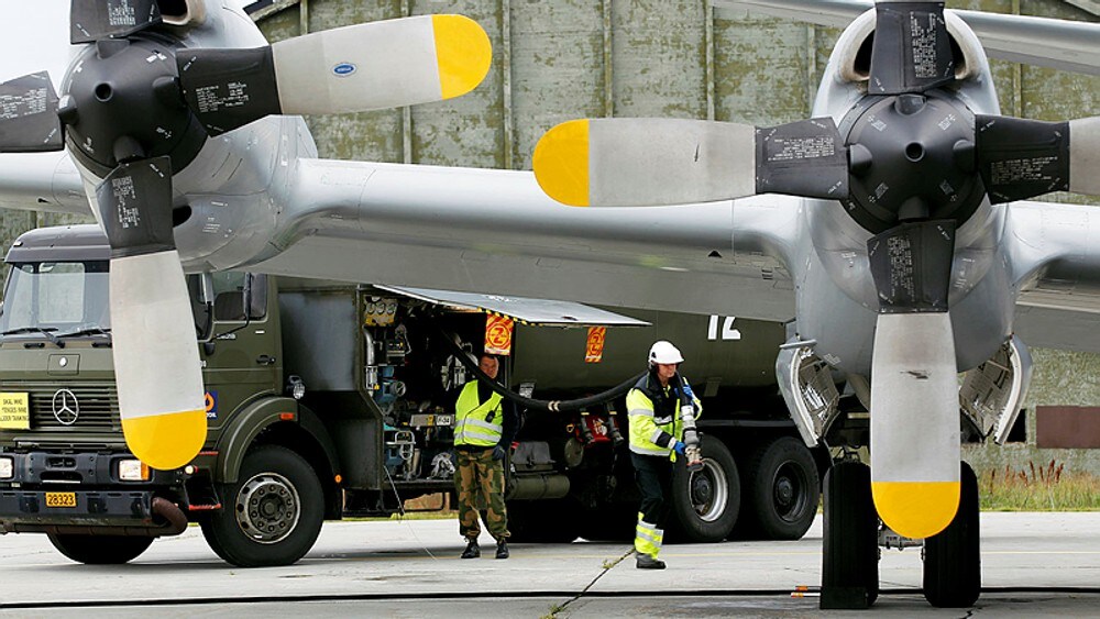 Bakkemannskaper utfører teknisk sjekk på et Orion P-3N, Hjalmar Riiser-Larsen, fra 333 skvadronen et