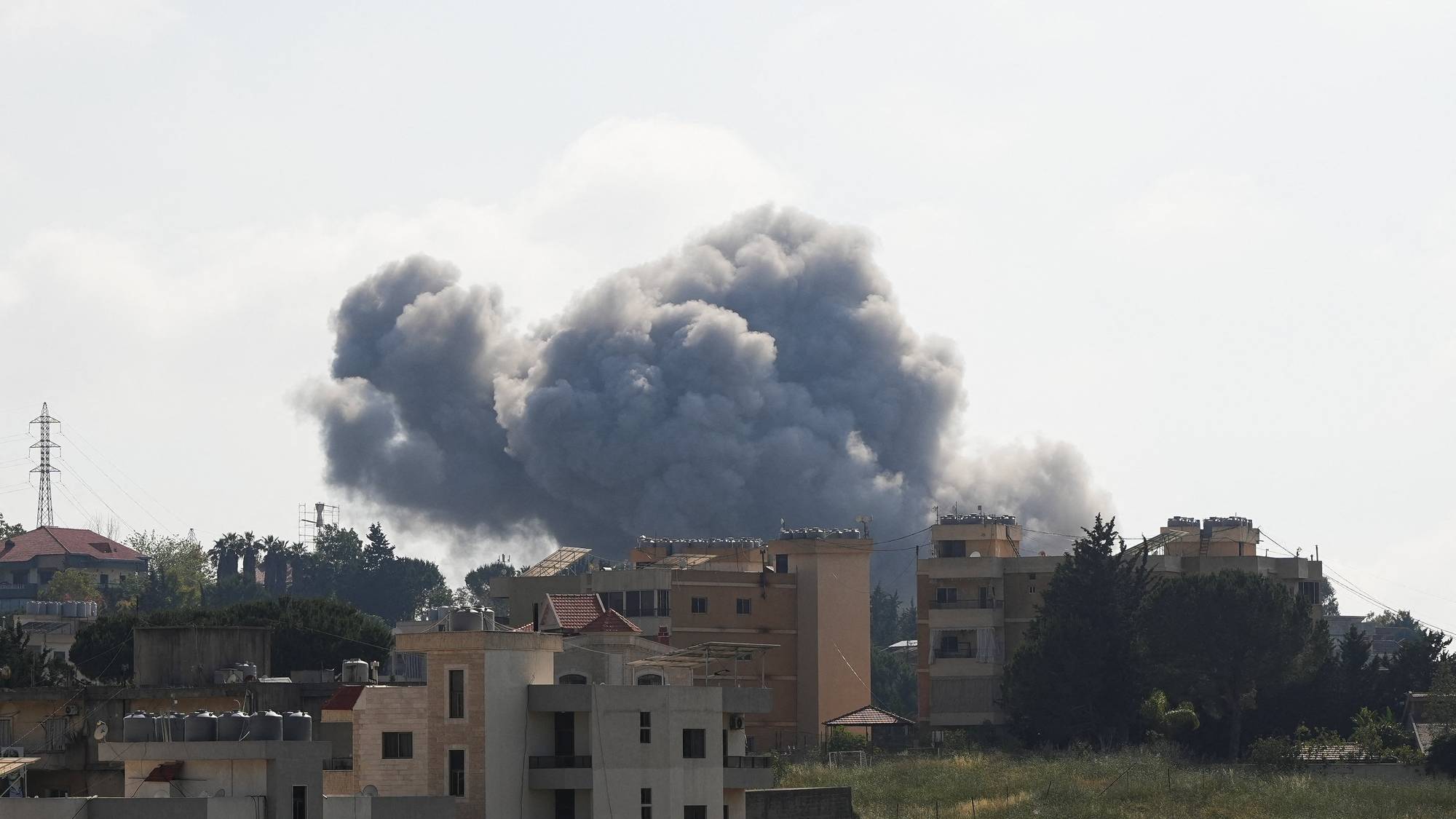 Røyk velter opp etter et israelsk angrep i Kfar Joz, Libanon, 26. mai.
