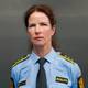 Nadir Alam / NRK Bilde av en dame i politiuniform som ser i kamera. Hun ser alvorlig ut.