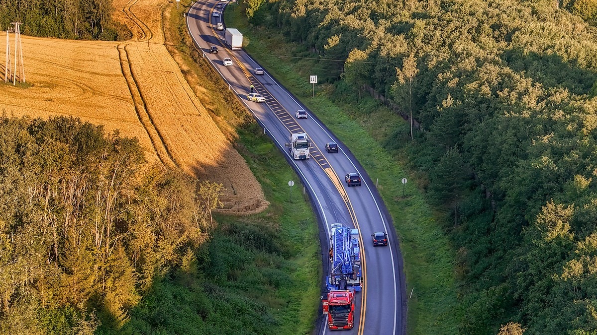 Må rydde opp oljesøl på E134 – vær varsom