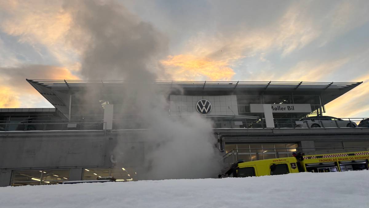 Brann i elbilbatteri hos bilforhandler – åpne flammer og sort røyk