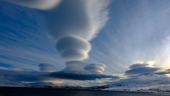  lenticular cloud, or & quot; lens clouds &  quot; 