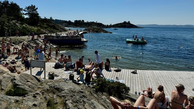 Folk badet og koste seg på Dvergsnestangen i Kristiansand i pinsen.
