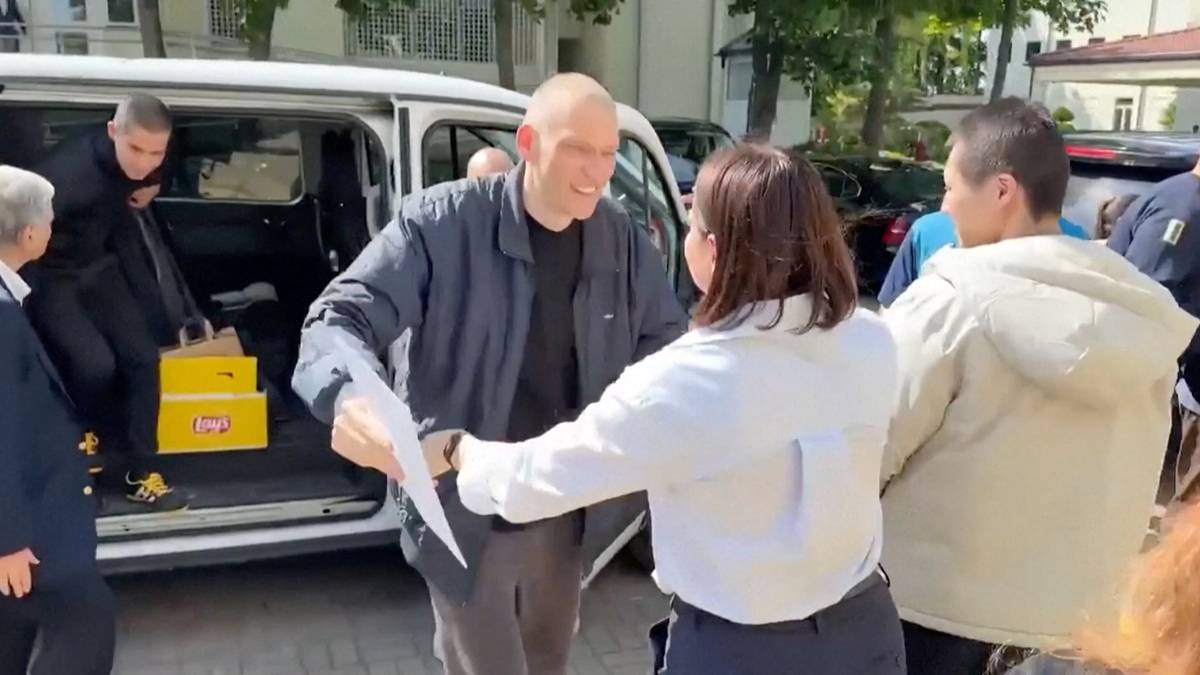 Opposisjonsleiaren i Belarus er sett fri