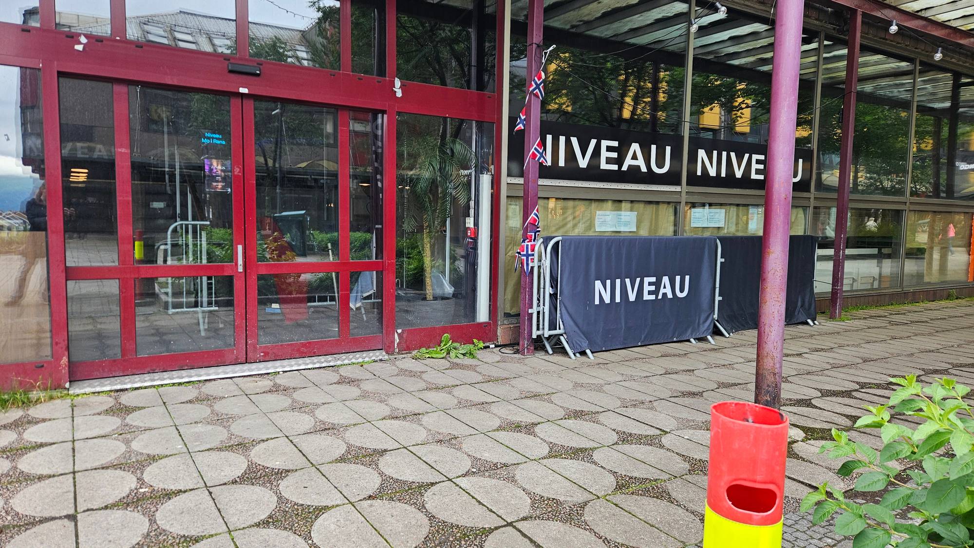 en bygning med et skilt på (Bildebeskrivelsen er laget av en KI-tjeneste)