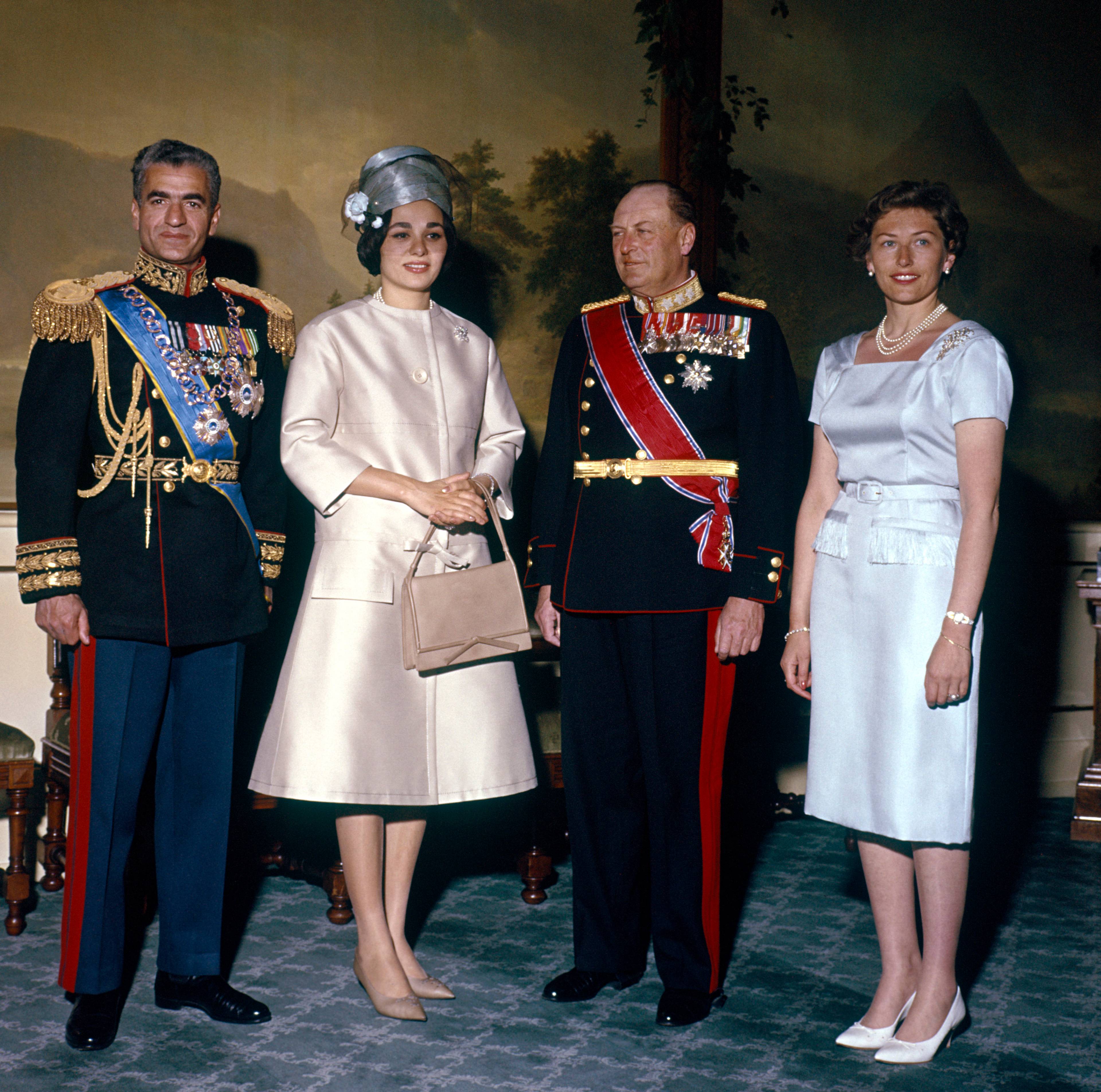 Sjahen av Persia (Iran) med dronning Farah Diba, besøker Norge. Her besøker de kong Olav på slottet i Oslo. De fotograferes i fuglerommet sammen med kong Olav og prinsesse Astrid. 1961.