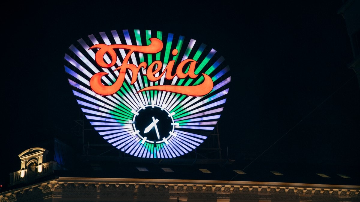 Freia-uret på Karl Johan skal lyse i regnbuefargene