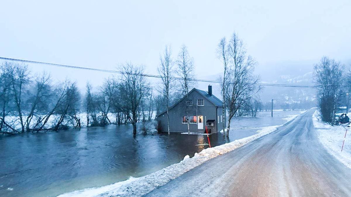 Elv flommet over – fylkesvei ble stengt