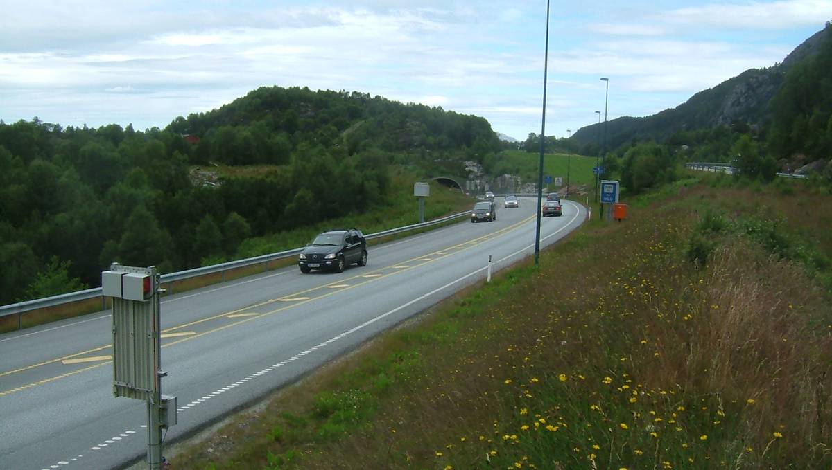 Kolonnekjøring under Bømlafjorden – NRK Vestland