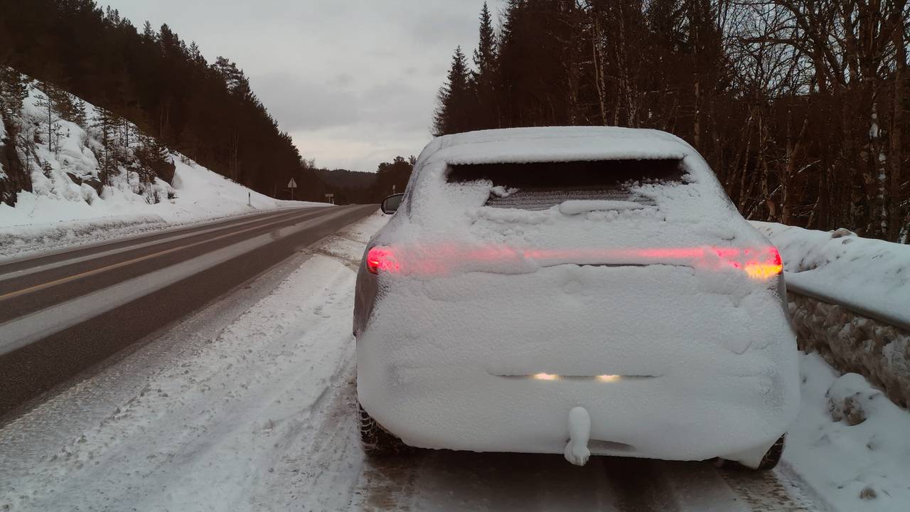 Selv når man kjører på saltet vei, legger det seg mye snø bak på bilen når du kjører i snøvær.