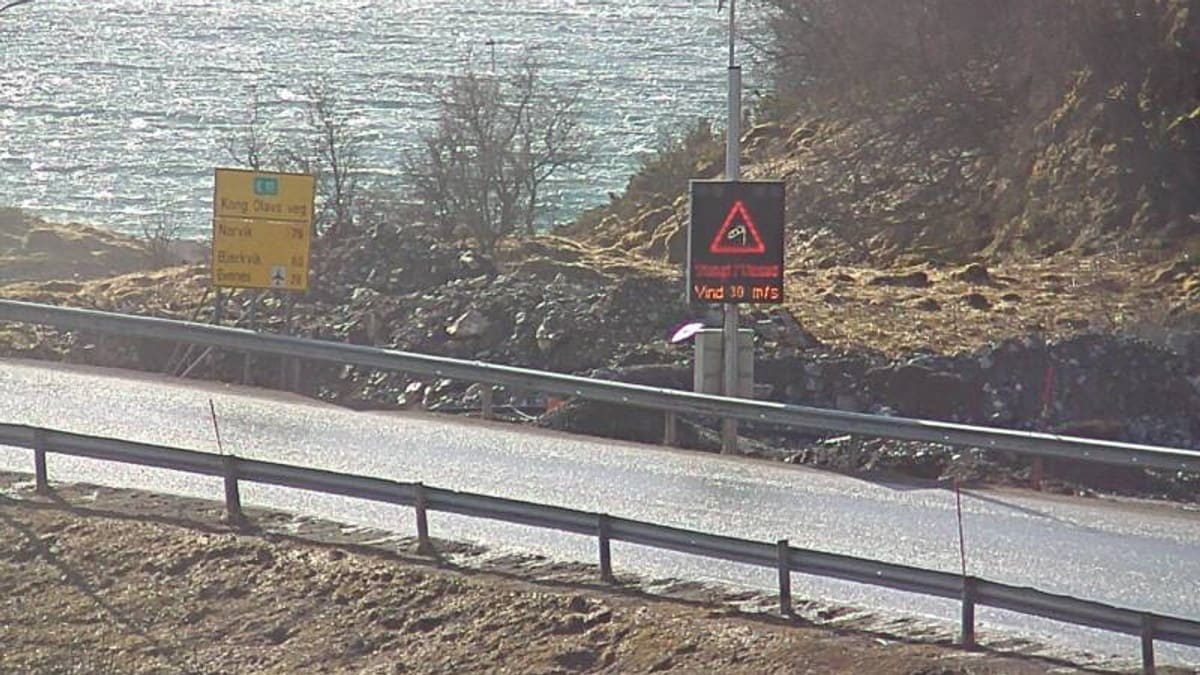 Sterk vind kansellerer båter og ferger: Tjeldsundbrua stenger i perioder