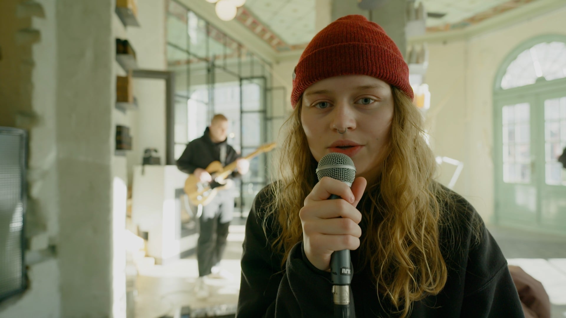 girl in red «rue» NRK