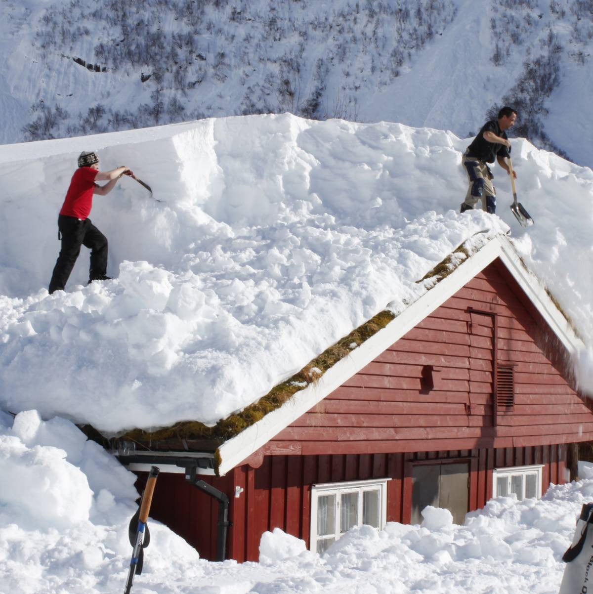 Уборка снега крыш домов. Очистка снега с крыши. Снег на крыше. Сугробы по крыши. Снег на крышах домов.