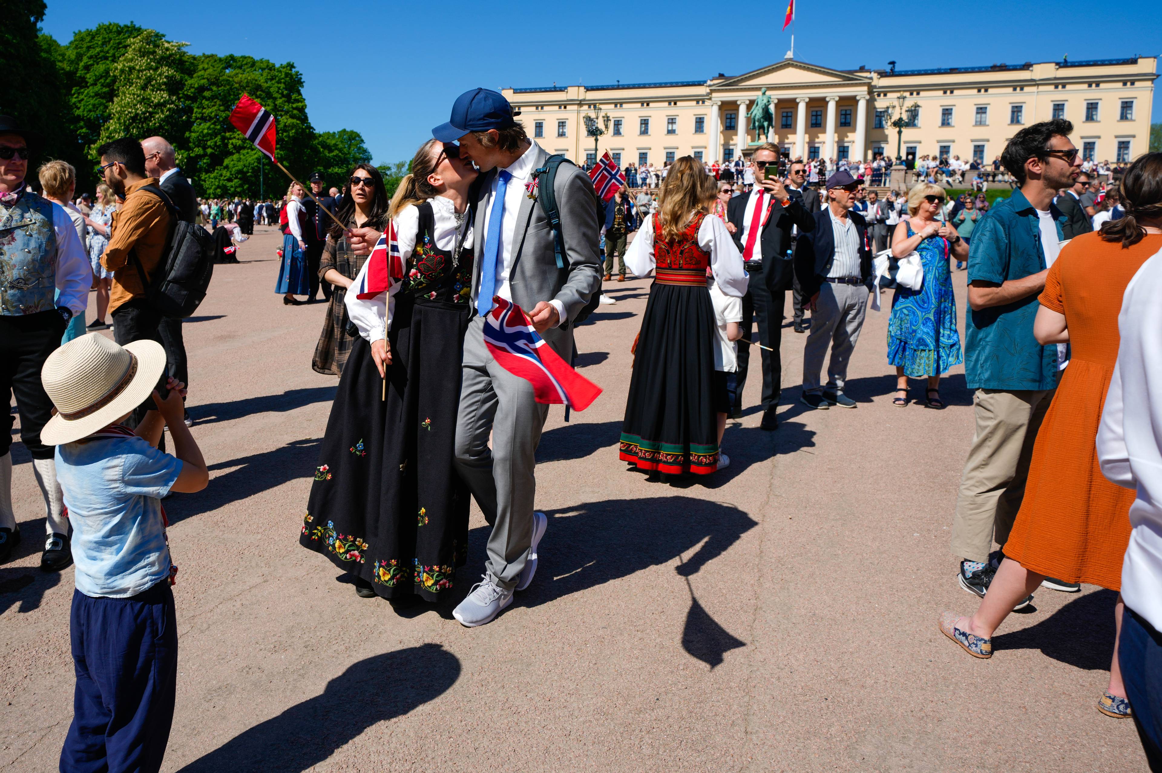 Bildet en stor mengde folk på slottsplassen på 17. mai.