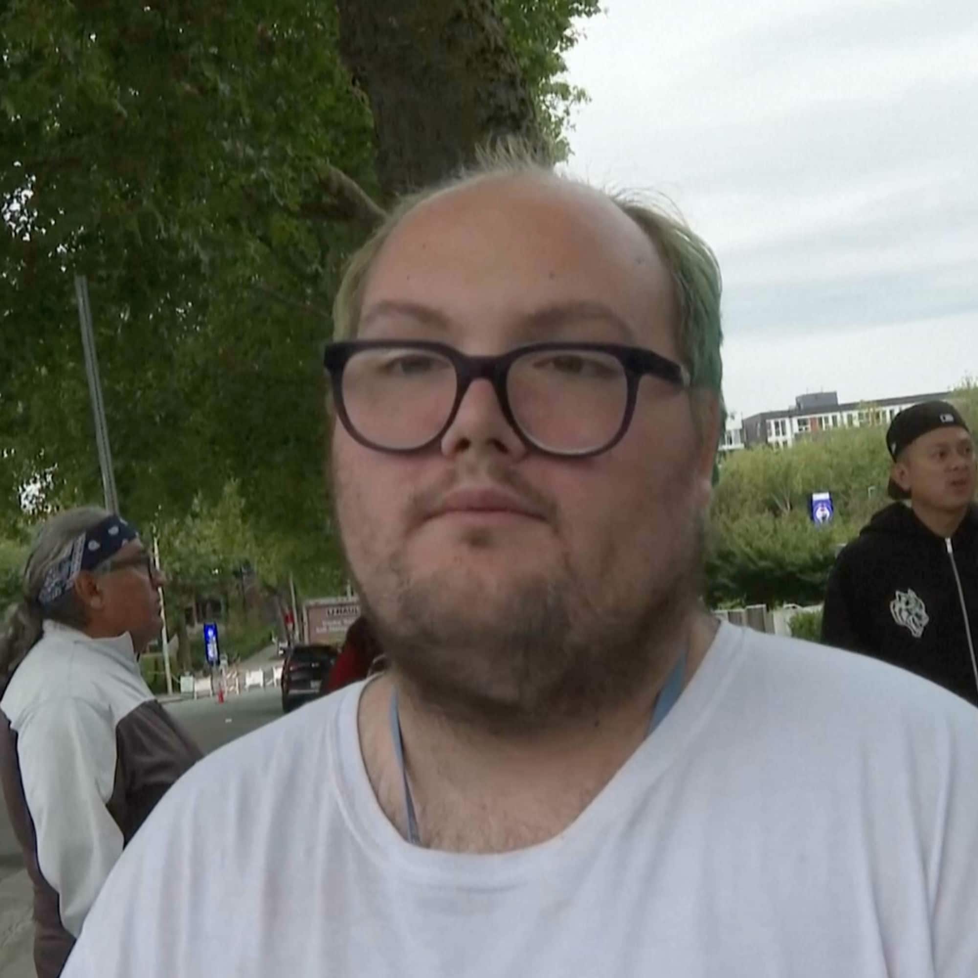 Portrett av to menn som har vært vitner til en skytehendelse på et matmarked i Seattle, USA