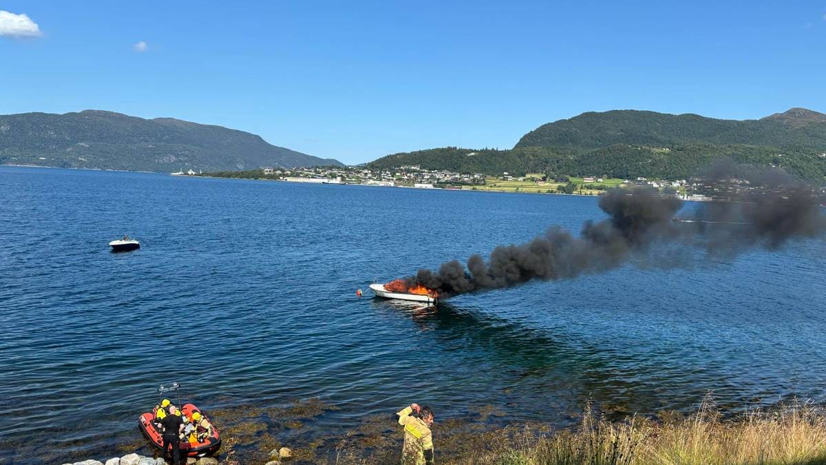 Hoppa i sjøen etter at det byrja å brenne i båt i Sykkylven