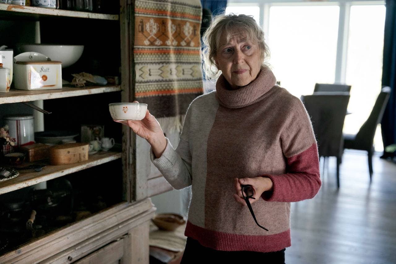 Dette skapet stod på Volla gård. Hanne Sløtte (72) har tatt vare på møbler og gamle ting fra gården.