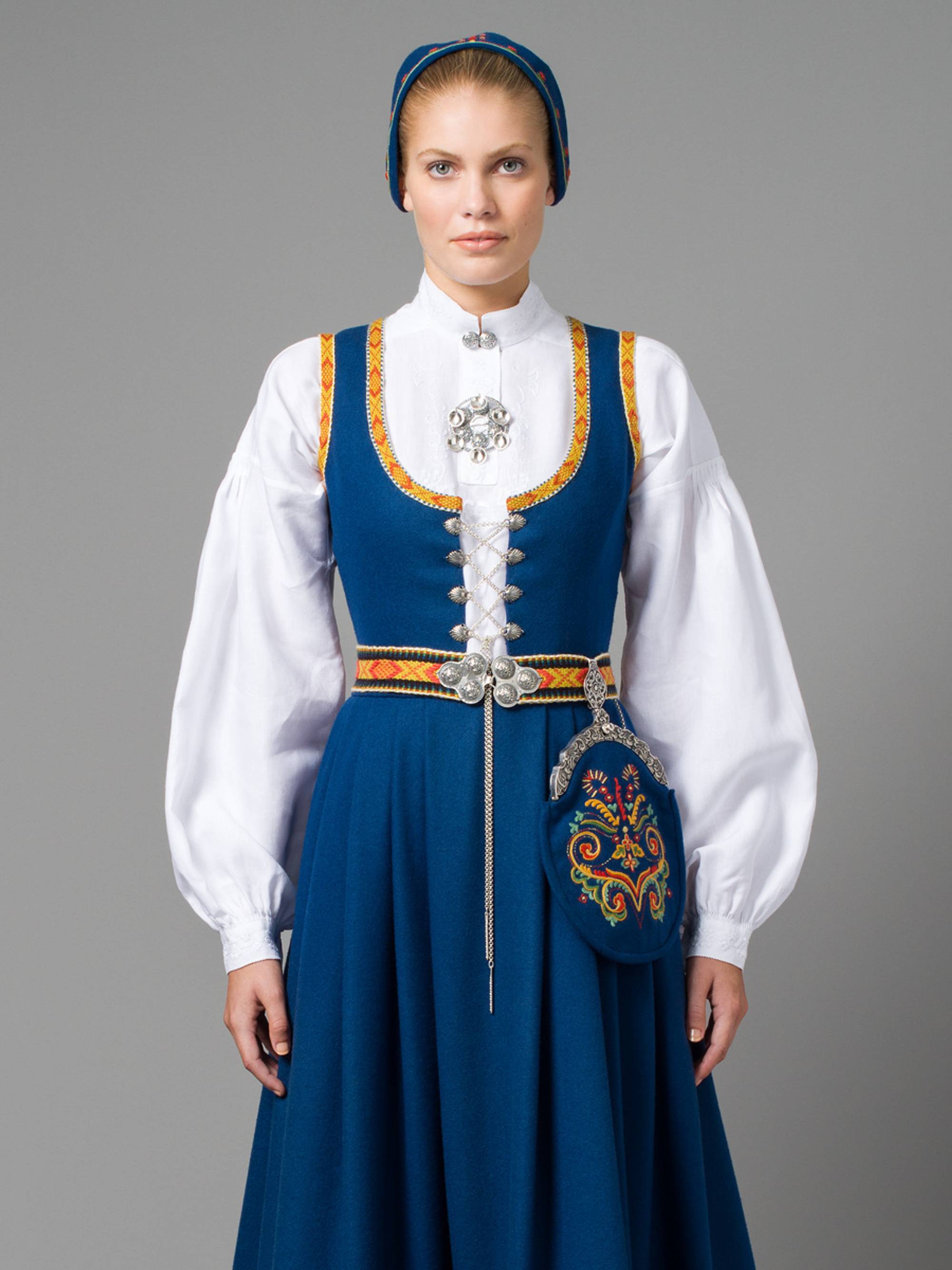 Греческий народный костюм. Белый костюм женский. Европа костюмы женские. Национальный костюм болгар. Брючный голубой костюм для женщин.