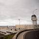 JORGE GUERRERO / AFP,NTB Et flyplasstårn står til høyre for bildet. Flere fly er parkert på rullebanen foran et hav. Veien til høyre er asfaltert. En klar himmel dekker bildet. (Bildebeskrivelsen er laget av en KI-tjeneste)