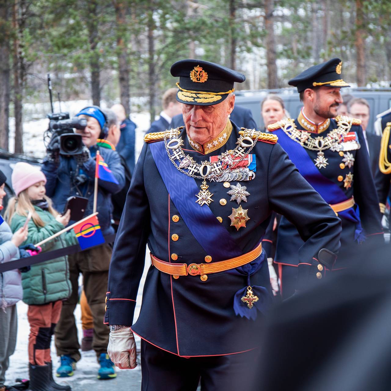 Kong Harald ankommer Sametinget under åpning 2021.