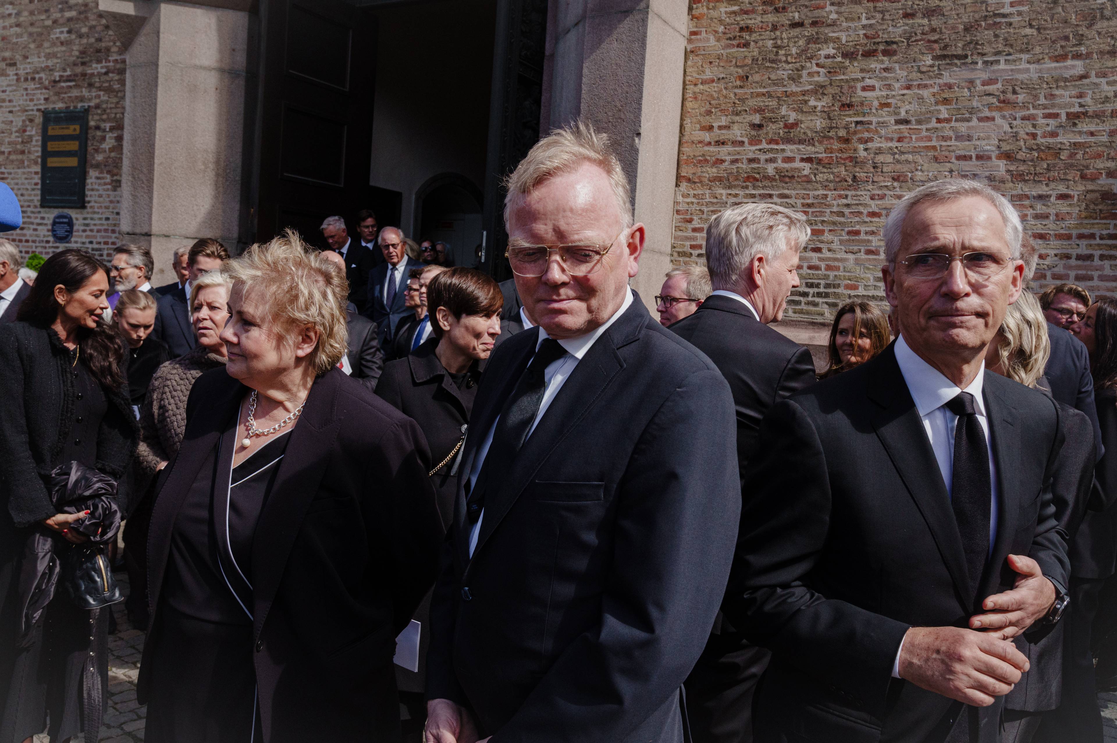 Erna Solberg, Sindre Finnes og Jens Stoltenberg utenfor kirken etter seremonien
