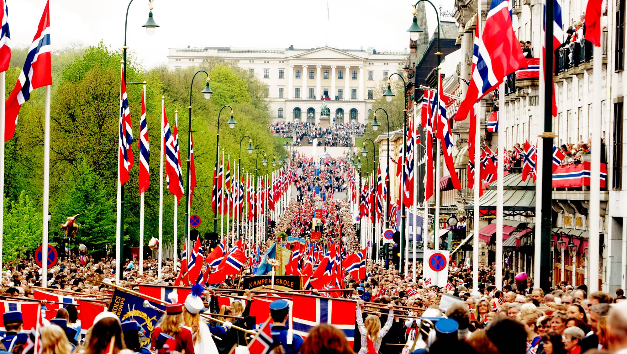 Пестрое население. День Конституции Норвегии 17 мая. 17 Мая в Норвегии. День независимости Норвегии. 17 Мая в Норвегии праздник.