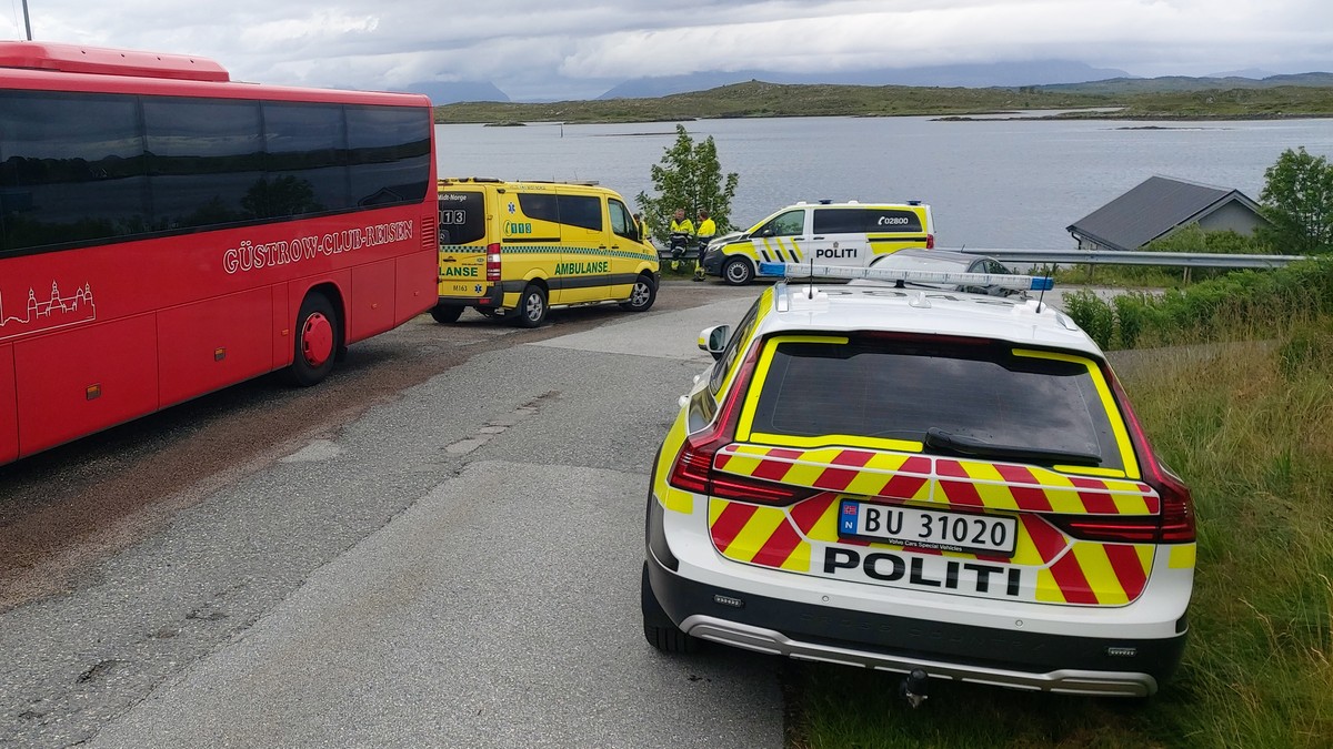 To turistar frakta til sjukehus etter at småbåt kantra ved Smøla