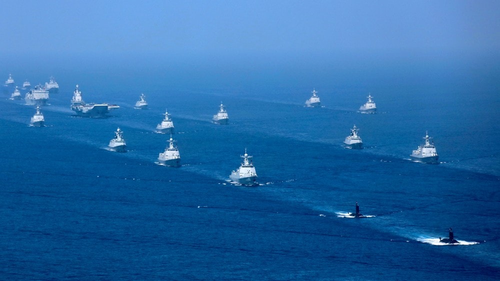 Det kinesiske hangarskipet Liaoning følges her av fregatter og ubåter under en øvelse i Sør-Kinahavet.