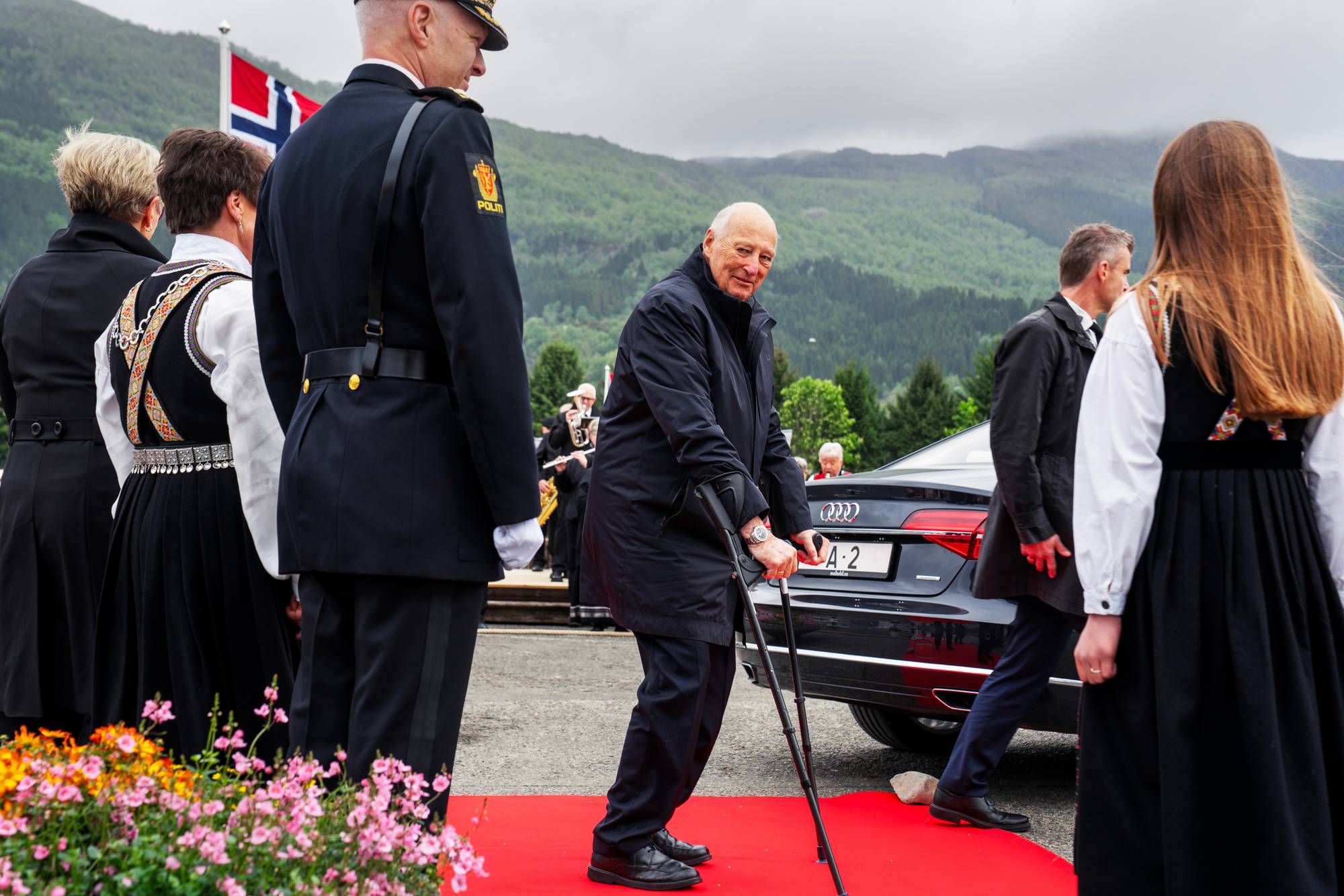 Kong Harald står på rød løpet når han går i land i Etne på første dag av fylkesreisen i Vestland