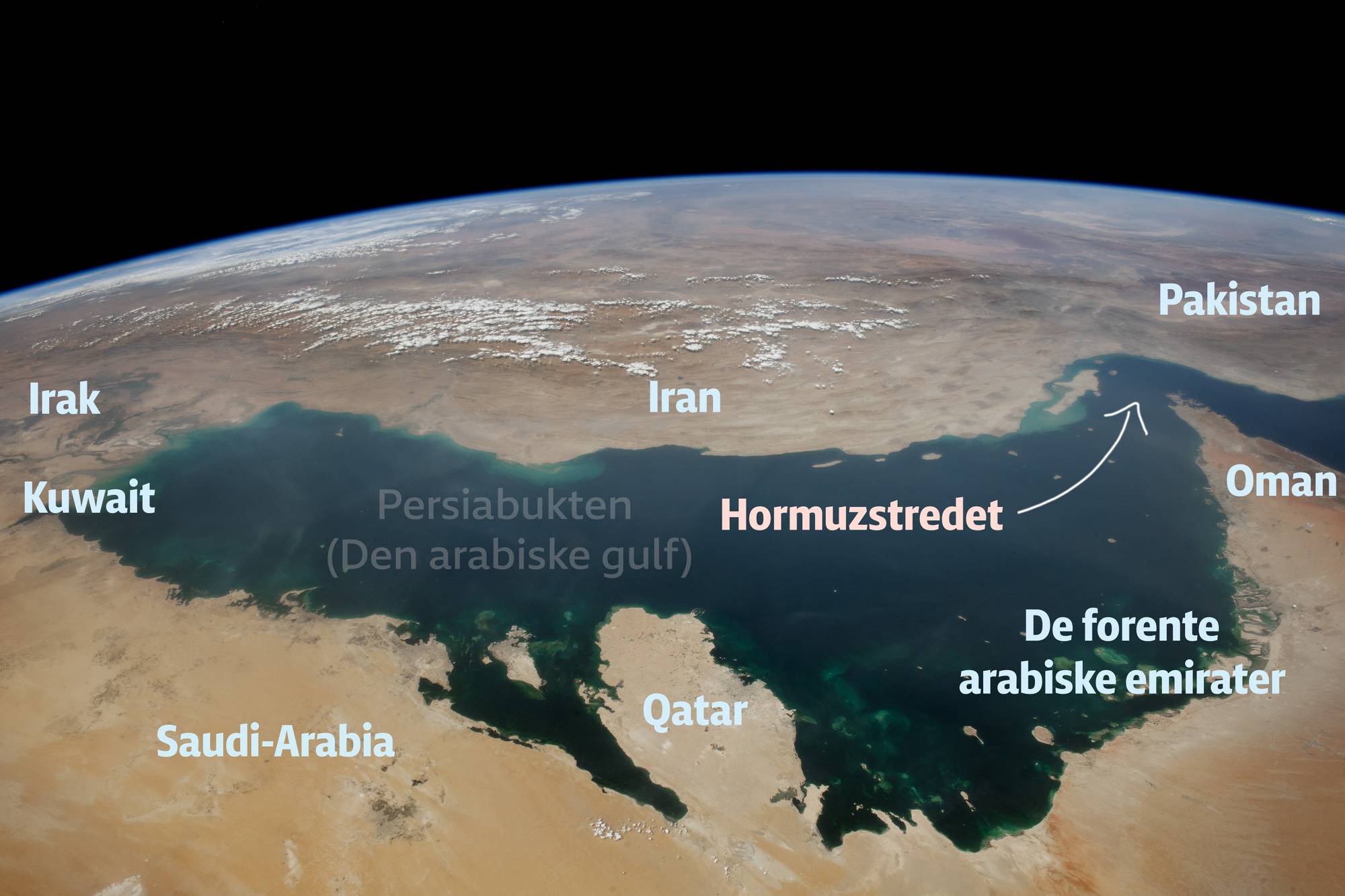 satelittboilde der navnene på landene rundt Persiabukten er skrevet på bildet: Iran, Irak, Kuwait, Saudi-Arabia, Quatar, De forente arabiske emirater og Oman.