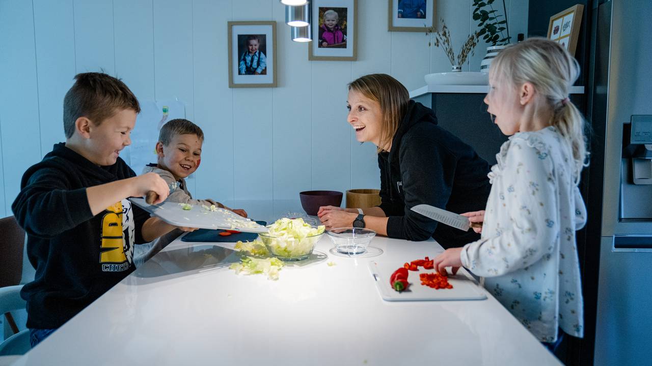 Hann er hjemme hos barna