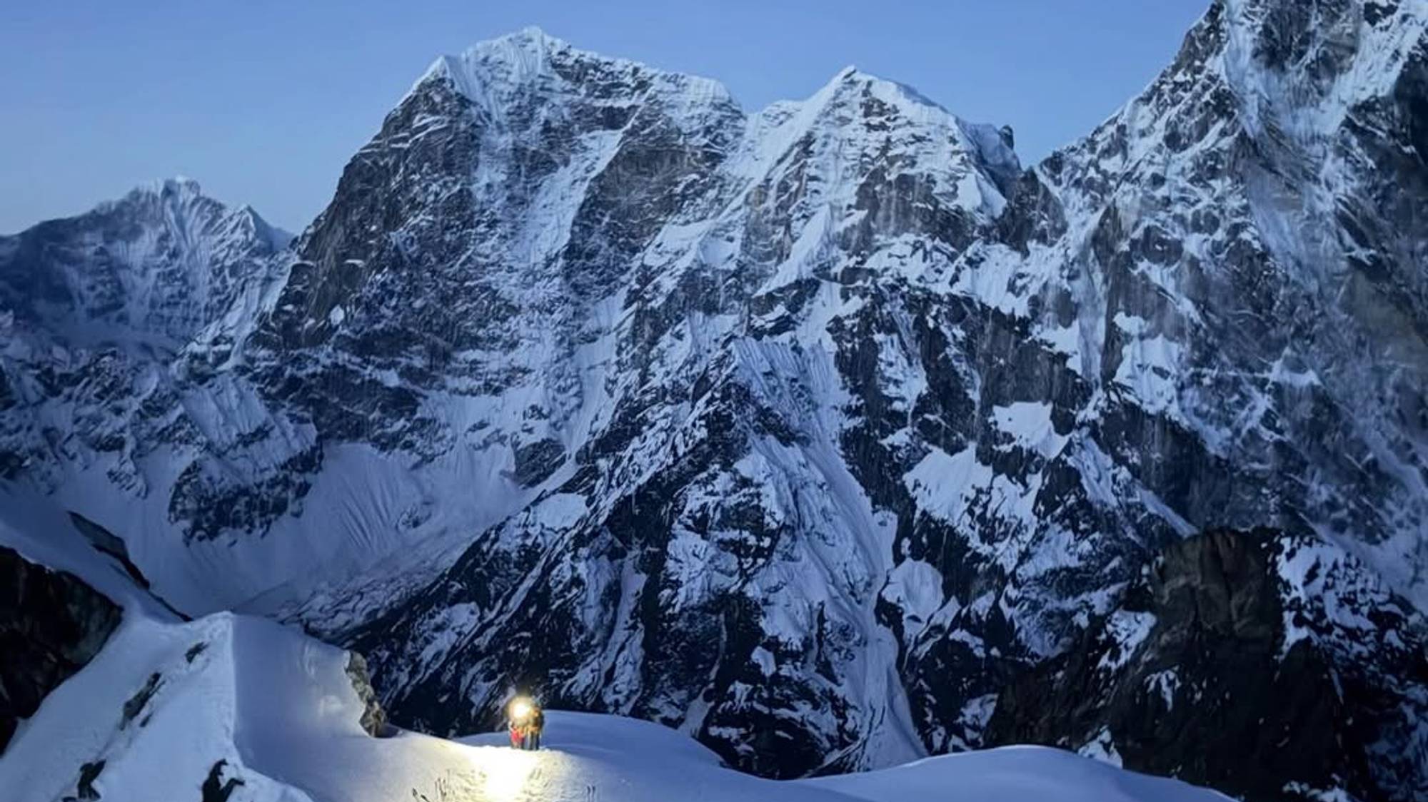 Bilde av snødekket fjell 