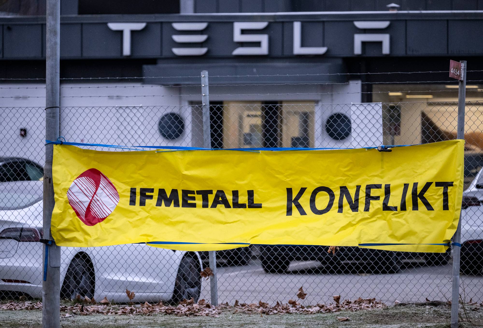 Banner fra IF Metal med teksten konflikt, utenfor et Tesla-anlegg i Malmö. Bilde er fra 2023. 
