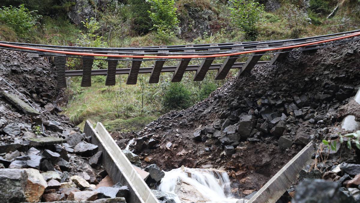 Stort ras på Sørlandsbanen: – Skinnene henger i løse lufta