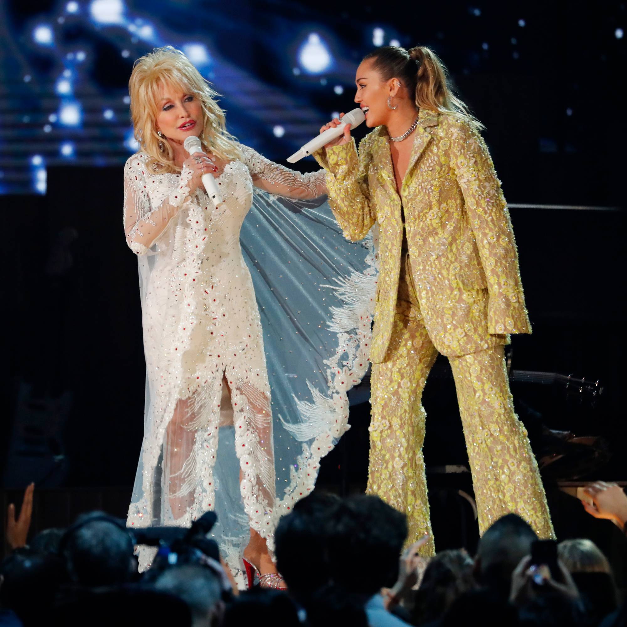 Dolly Parton et al. på en scene