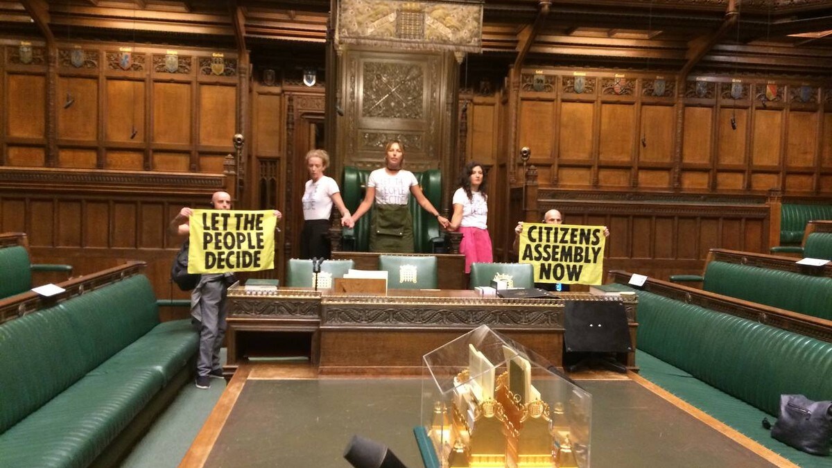 Klimaaktivister limte seg fast i det britiske underhuset
