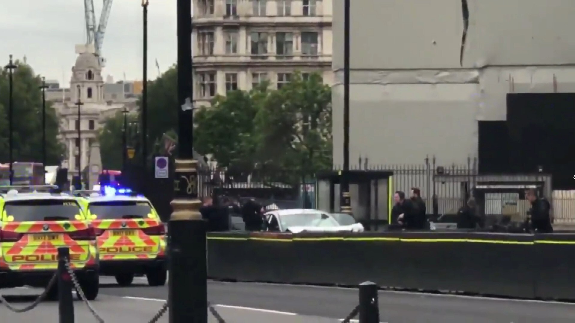 Kjørte inn i sperringer ved parlamentet i London – etterforskes som terror