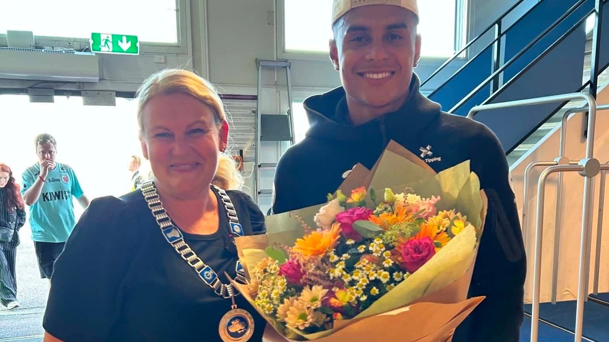 Nusa fikk blomst av ordføreren på flyplassen
