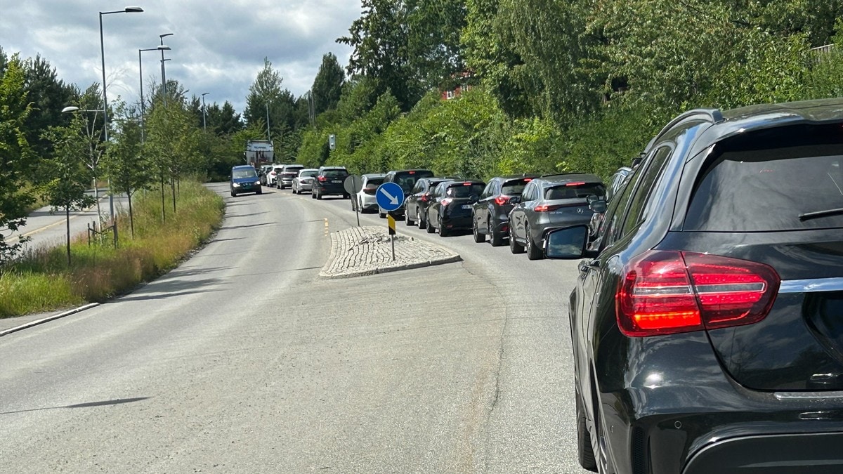 Køkaos rundt Oslo: Trafikkuhell og ferietid skaper lange køer