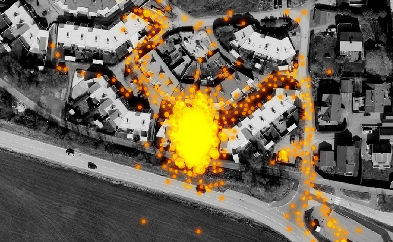 Flybildet viser en adresse der det er registrert mange mobilposisjoner.