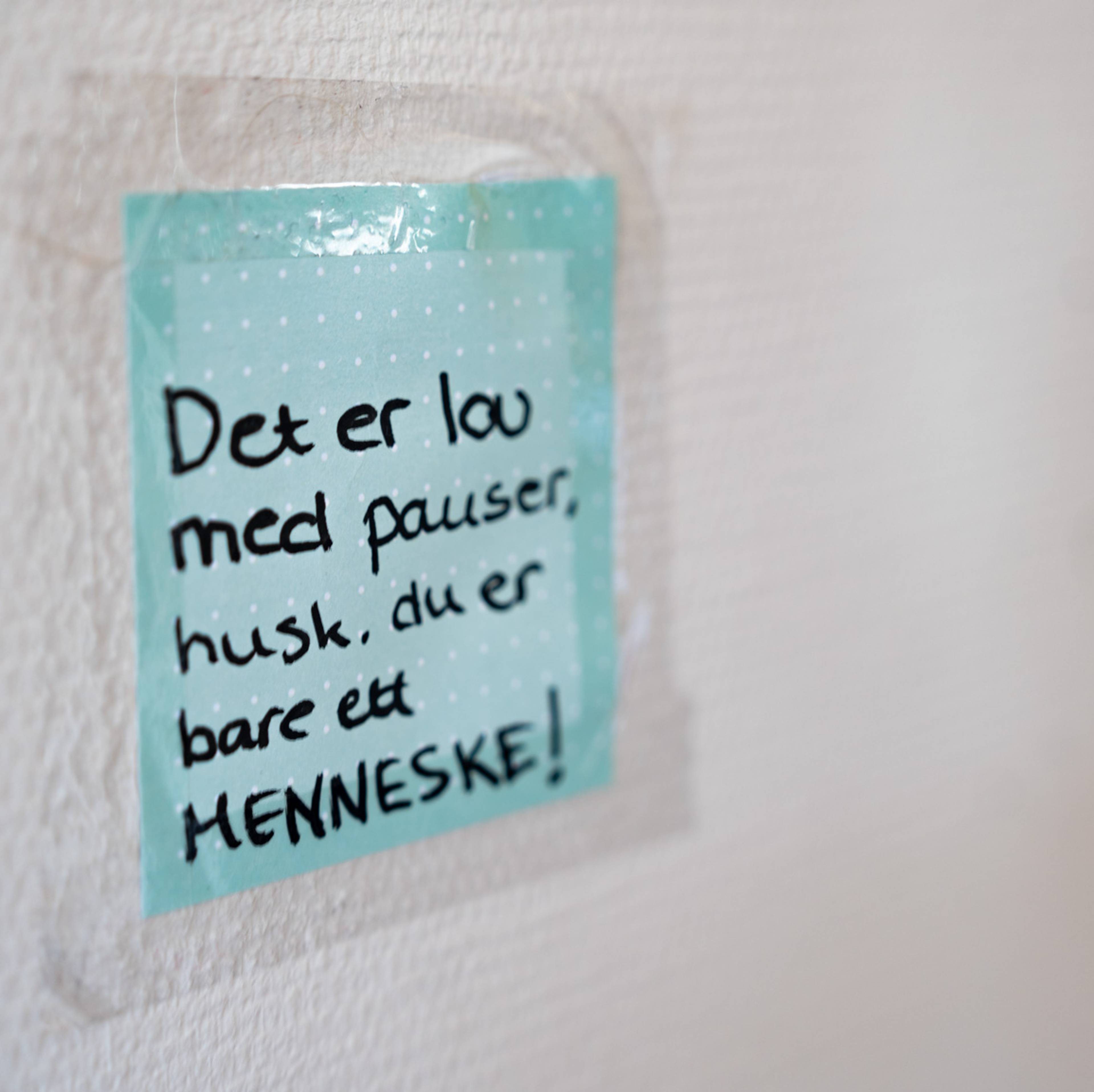 viser en anonym jente bakfra