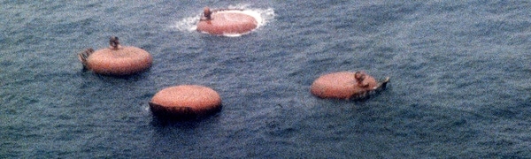 NORDSJØEN, NORGE / NORWAY 19800328.Fire av bena på plattformen 'Alexander L. Kielland stikker opp av sjøen 28. mars 1980, dagen etter at det ene av plattformens fem ben løsnet og den kantret. 123 mennesker omkom i ulykken med den halvt nedsenkbare boreplattformen som ble brukt som boligplattform på Ekofisk-feltet i Nordsjøen.Foto: Erik Thorberg / SCANPIX NORDSJØEN, NORGE / NORWAY 19800328.Fire av bena på plattformen 'Alexander L. Kielland stikker opp av sjøen 28. mars 1980, dagen etter at det ene av plattformens fem ben løsnet og den kantret. 123 mennesker omkom i ulykken med den halvt nedsenkbare boreplattformen som ble brukt som boligplattform på Ekofisk-feltet i Nordsjøen.Foto: Erik Thorberg / SCANPIX