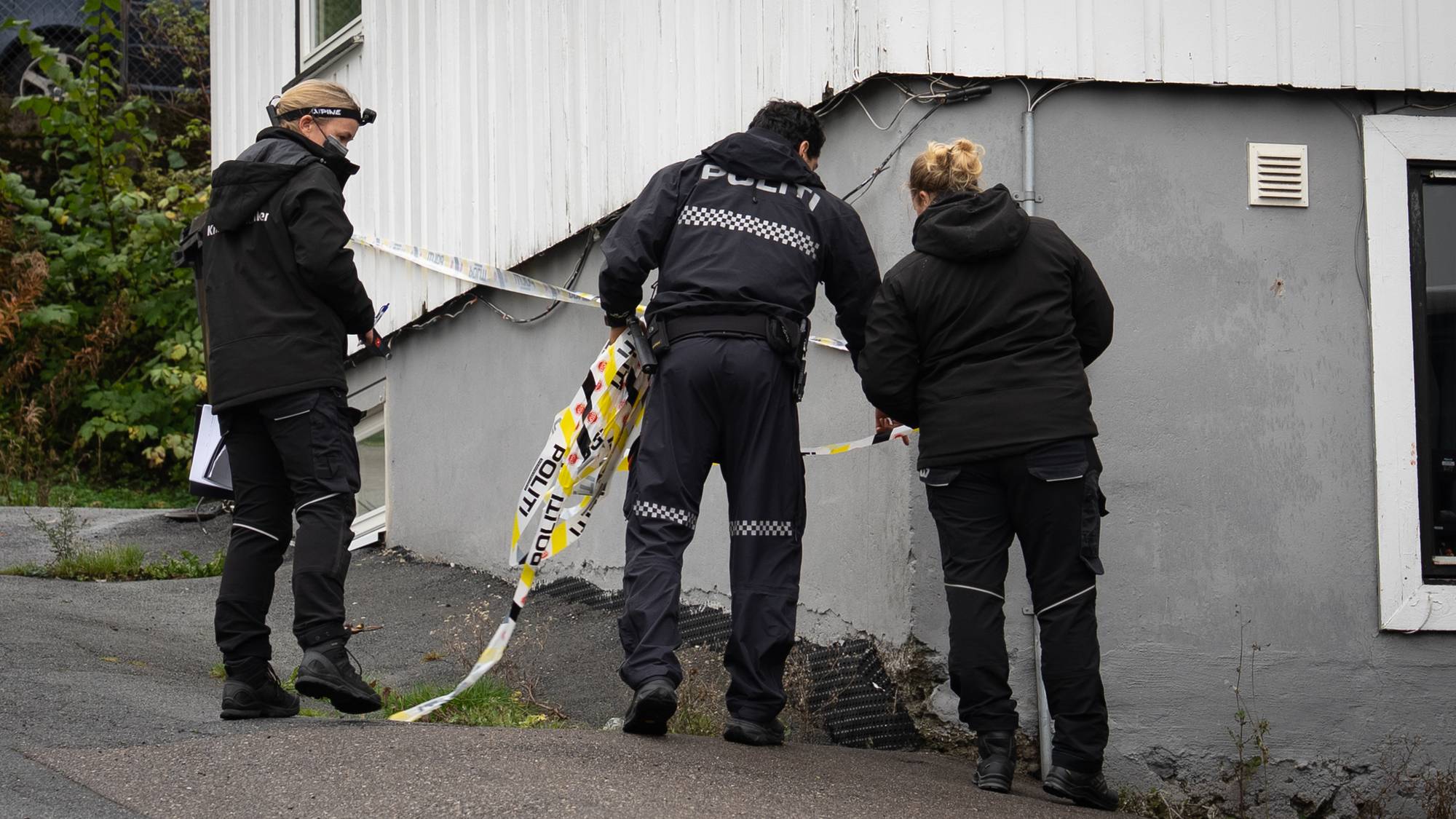 Politibetjenter og kriminalteknikere gjør undersøkelser etter knivstikking ved en bolig i Kamfjordlia i Sandefjord kommune. Torsdag 15. oktober 2026.