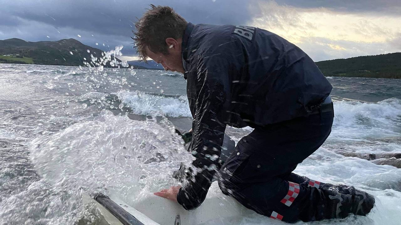 Vågå brannvesen jobber med å redde flere båter på Lemonsjøen i Vågå. Så langt har de berga fem båter, og flere står for tur.