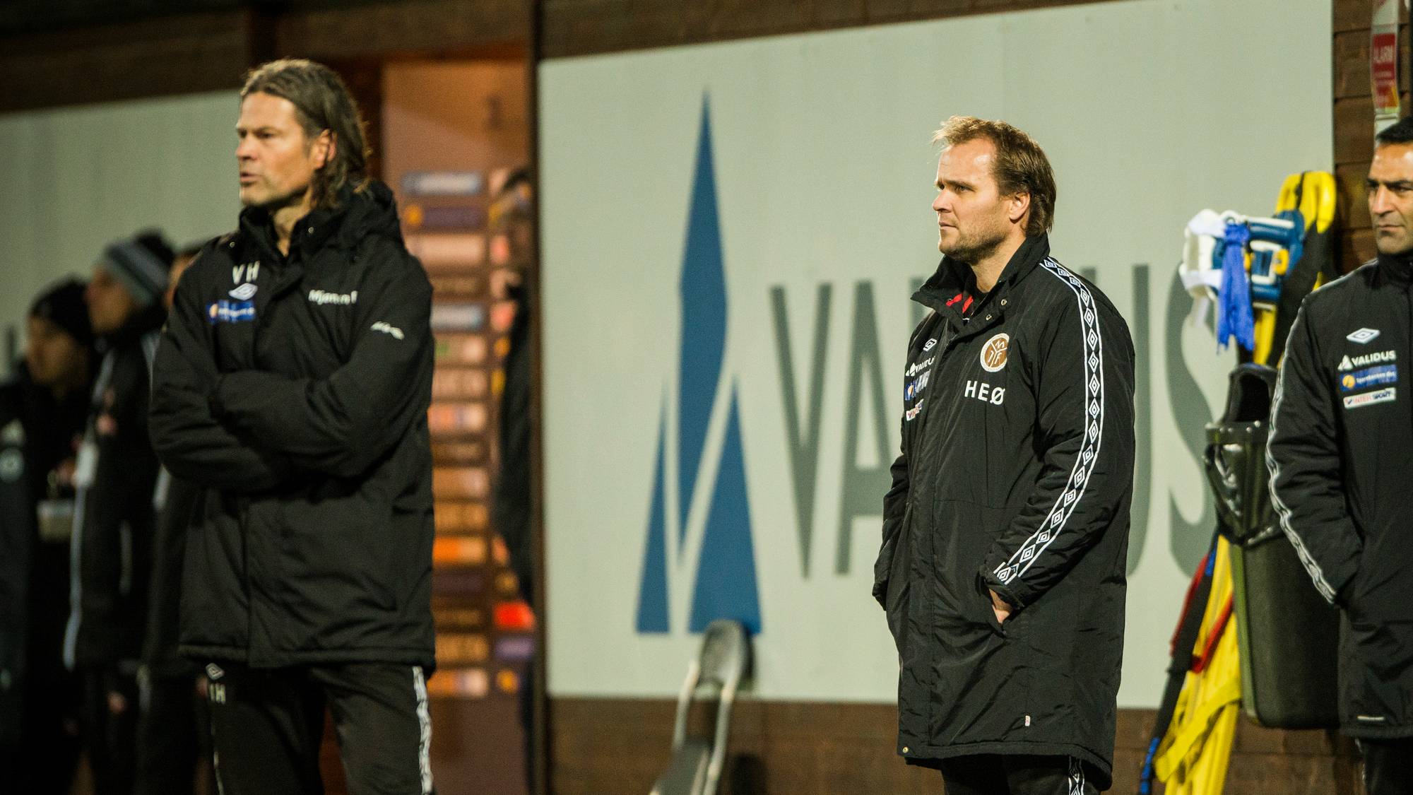 Mjøndalens trener Vegard Hansen (t.v) og assistenttrener Hans Erik Ødegaard (i midten