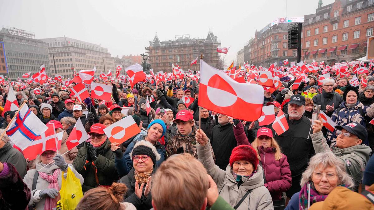 Tusenvis i Grønland-demonstrasjonar i Danmark og Nuuk