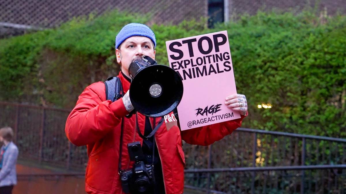 Demonstrerer mot bruk av reinskinn i kunstutstilling