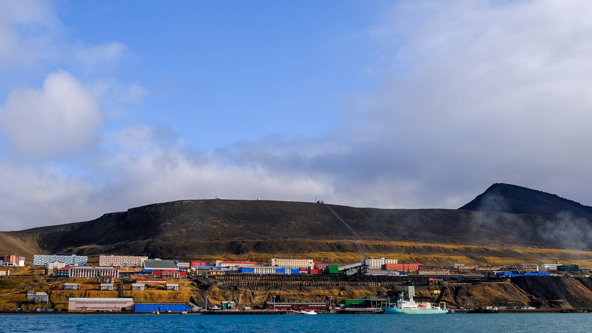 Barentsburg med «Professor Moltsjanov» til kai.